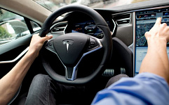 ИБ-эксперты обнаружили уязвимость в автопилоте автомобилей Tesla Model S